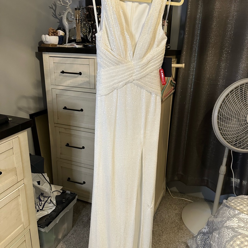 Elegant White Evening Gown. Ieena for Mac Duggal size 0